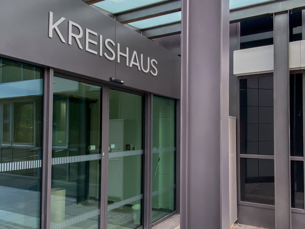 Bild vom Nebeneingang des Kreishauses